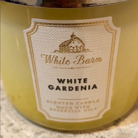 Host Pick:   Bath & Body Works White Barn Candle - Picture 6 of 8